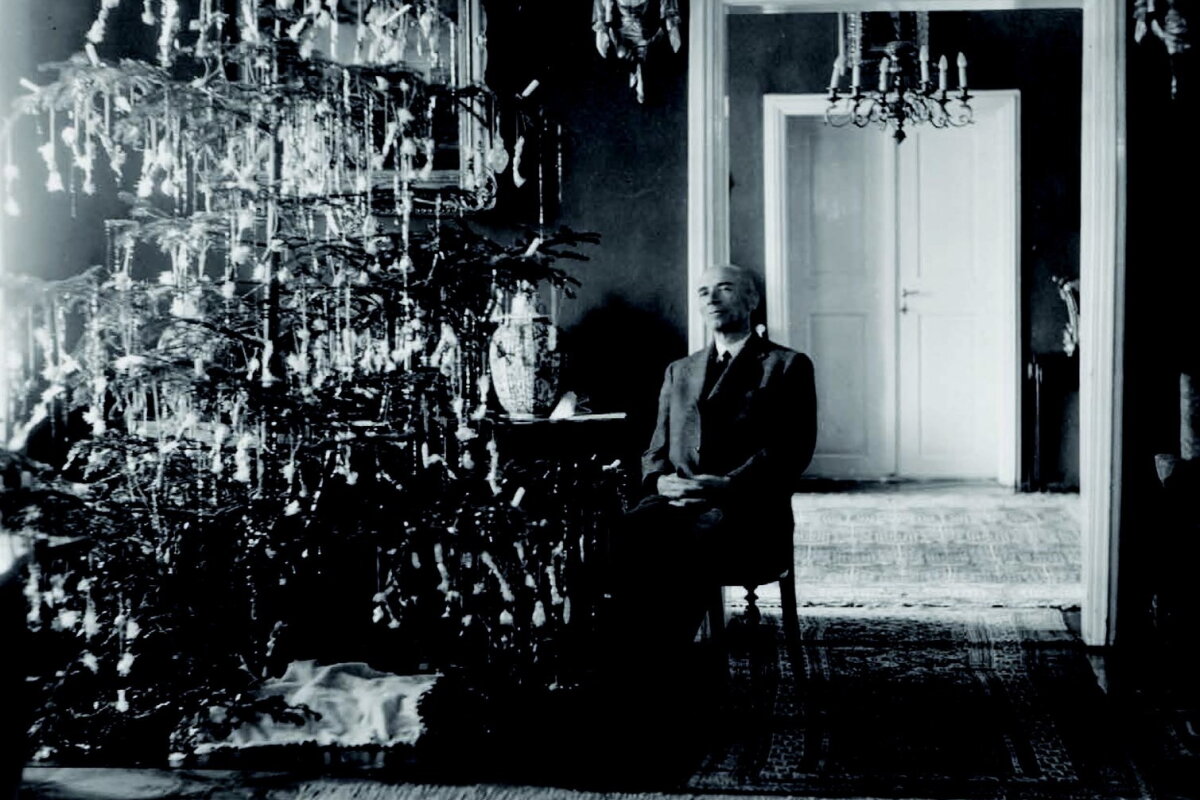 Vánoční stromek a prostřený stůl